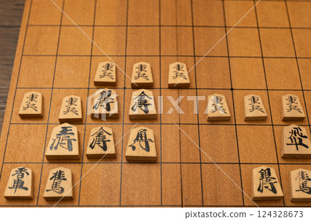 將棋棋子排列在將棋盤上，在砲塔圍場內進行對戰。 124328673