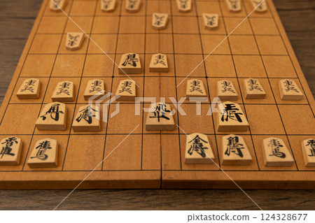 將棋棋子排列在棋盤上，與中央的車進行戰鬥。 124328677