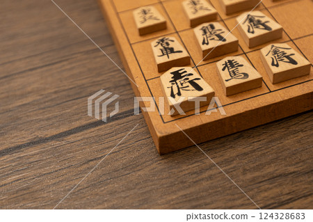 將棋棋子排列在將棋盤上，以穴熊策略防守。 124328683