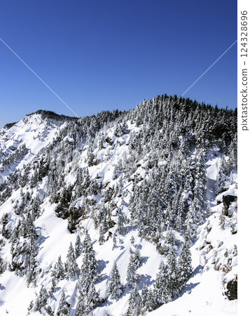 Clear skies and snowy scenery on the ridge of Mt. Kuroboyama 124328696