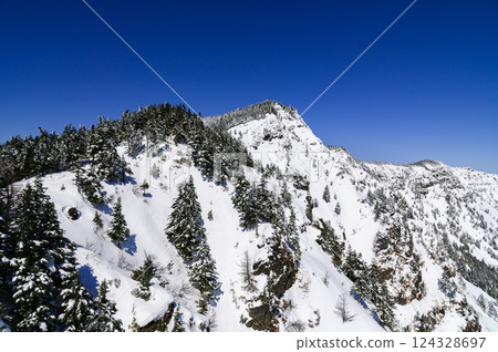 Clear skies and snowy scenery on the ridge of Mt. Kuroboyama Clear skies and snowy scenery on the ridge of Mt. Kuroboyama 124328697