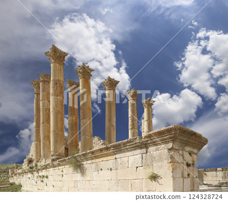 Temple of Zeus, Jordanian city of Jerash  (Gerasa of Antiquity), capital and largest city of Jerash Governorate, Jordan. Against the background of a beautiful sky with clouds 124328724