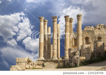 Temple of Zeus, Jordanian city of Jerash (Gerasa of Antiquity), capital and largest city of Jerash Governorate, Jordan. Against the background of a beautiful sky with clouds Temple of Zeus, Jordanian city of Jerash (Gerasa of Antiquity), capital and largest city of Jerash Governorate, Jordan. Against the background of a beautiful sky with clouds 124328744
