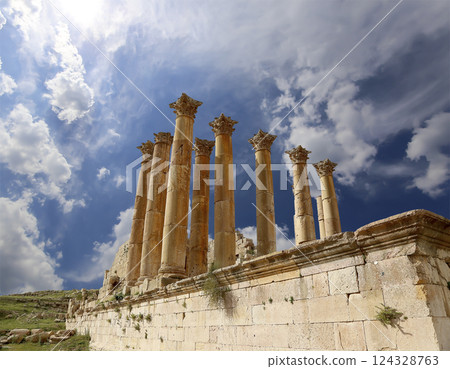 Temple of Zeus, Jordanian city of Jerash  (Gerasa of Antiquity), capital and largest city of Jerash Governorate, Jordan. Against the background of a beautiful sky with clouds 124328763