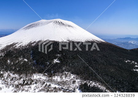 A beautiful clear sky and a snow-covered Mt. Asama (Gâteau au Chocolat) - View of Mt. Kurobanzayama A beautiful clear sky and a snow-covered Mt. Asama (Gâteau au Chocolat) - View of Mt. Kurobanzayama 124328839
