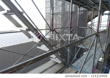 高層公寓外牆維修工程的鷹架 124328900