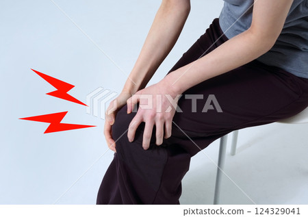 knee pain images 124329041