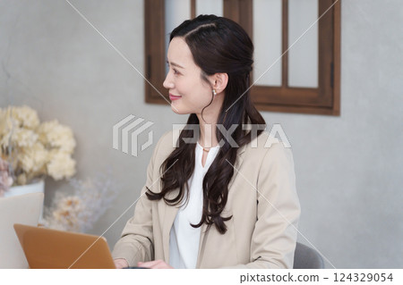 一位商人在辦公室會議 124329054