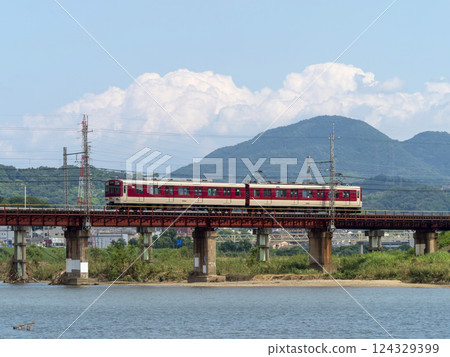夏季穿越大和川的近鐵列車 124329399