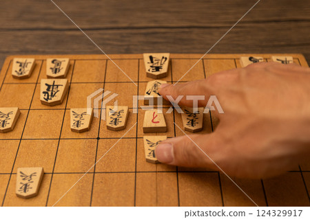 將棋棋盤和將棋棋子在正在將對手的手中 124329917