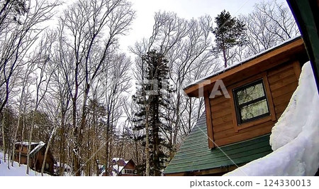 Winter scenery in a villa area: Log houses in Shinanomachi, Kamiminochi District, Nagano Prefecture Winter scenery in a villa area: Log houses in Shinanomachi, Kamiminochi District, Nagano Prefecture 124330013