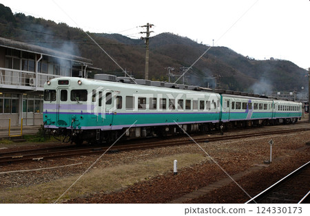 一列特快列車抵達深山車站 一列特快列車抵達深山車站 124330173