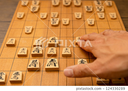 下將棋的男人的手 下將棋的男人的手 124330289