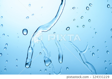 附著在玻璃上的水滴 附著在玻璃上的水滴 124331229