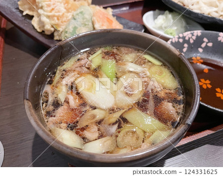 鴨肉蒸烏龍麵 鴨肉蒸烏龍麵 124331625