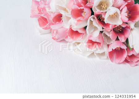 greeting card for spring holiday Happy mothers day composition. Beautiful background of bouquet of pink and white tulips. perfect for romantic themes, wedding invitations, and feminine branding. 124331954