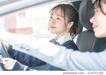 High school students and instructors practicing driving at a driving school 124332195