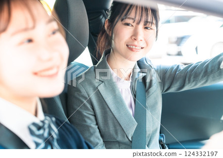 駕訓班裡練習駕駛的高中生與教練 124332197