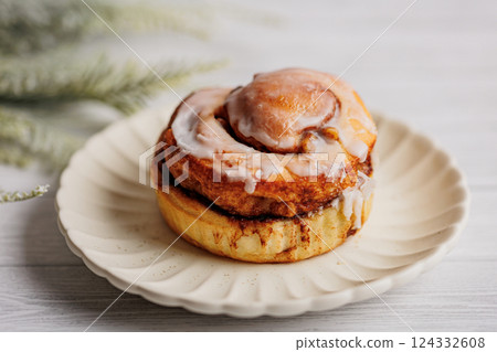 cinnamon roll cinnamon roll 124332608