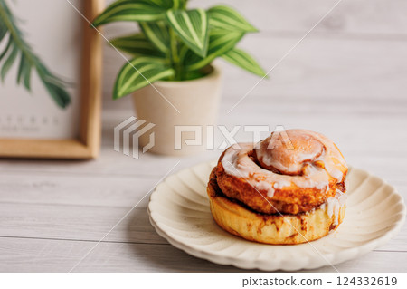 cinnamon roll  124332619