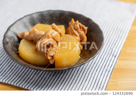 Simmered chicken and radish 124332690