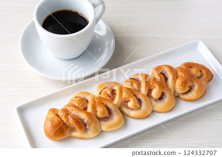 Bacon epi and coffee 124332707