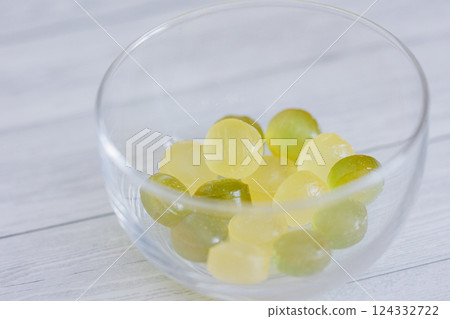 玻璃碗裡的糖果 124332722