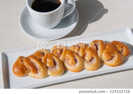 Bacon epi and coffee 124332728