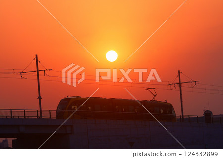 宇都宮市:輕軌(新一代電車)和日落 宇都宮市:輕軌(新一代電車)和日落 124332899