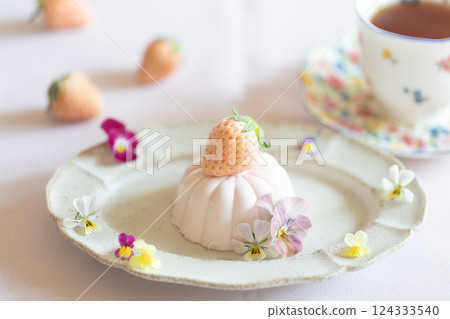 可愛的草莓慕斯 124333540