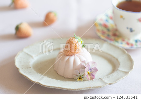 可愛的草莓慕斯 124333541