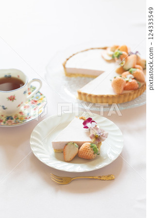 Strawberry mousse tart 124333549