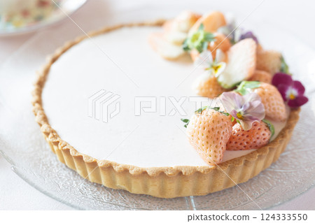 Strawberry mousse tart 124333550