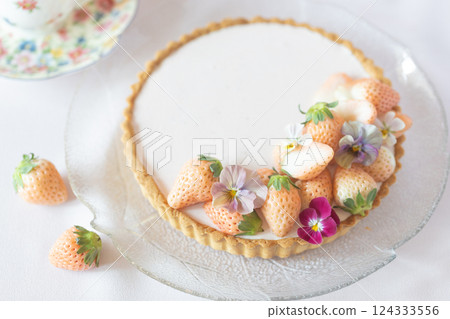 Strawberry mousse tart Strawberry mousse tart 124333556