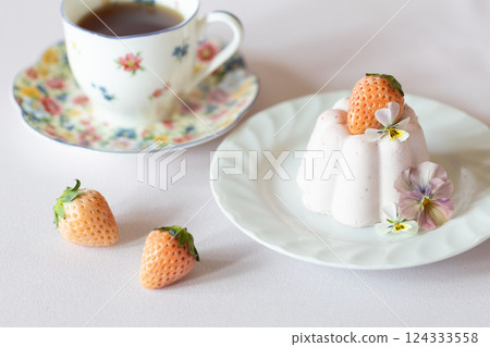 可愛的草莓慕斯 124333558