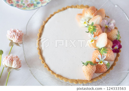 Strawberry mousse tart 124333563