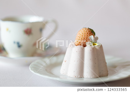 可愛的草莓慕斯 124333565