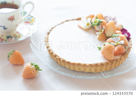 Strawberry mousse tart 124333570