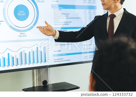一位中年男性商務人士正在使用大顯示器進行演示 124333732