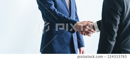 中年男性商務人士握手 124333765