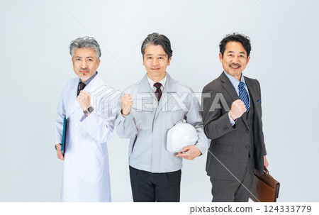 一群來自不同行業（醫生、工程師、商人）的中年男子擺出拳頭 124333779