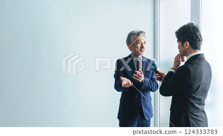 正在接受採訪的男性高階主管商務人士 正在接受採訪的男性高階主管商務人士 124333783