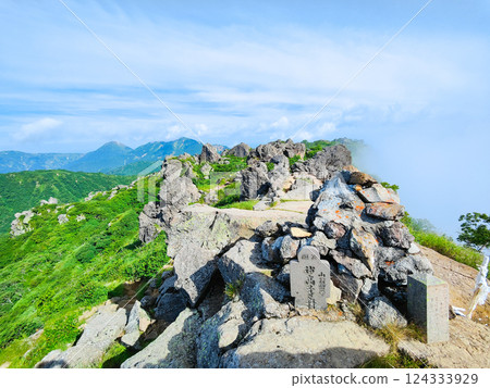 夏季登山火打山、妙高山(從妙高南峰眺望北峰及火打山) 夏季登山火打山、妙高山(從妙高南峰眺望北峰及火打山) 124333929