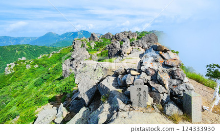 夏季登山火打山、妙高山（從妙高南峰眺望北峰及火打山） 124333930