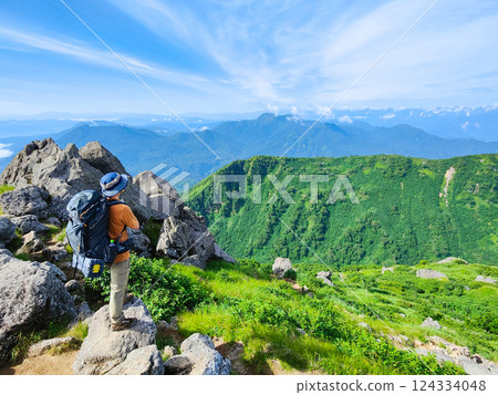 夏季的火內登山、妙高登山(從妙高山的南峰眺望黑姬山、高妻山、北阿爾卑斯山) 夏季的火內登山、妙高登山(從妙高山的南峰眺望黑姬山、高妻山、北阿爾卑斯山) 124334048