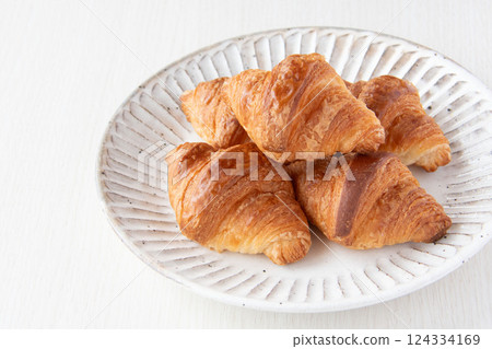 Freshly baked croissant 124334169