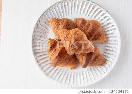 Freshly baked croissant Freshly baked croissant 124334171