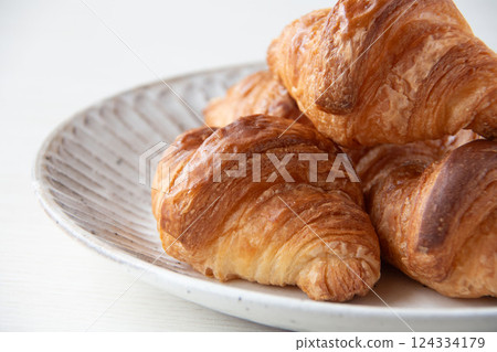 Freshly baked croissant 124334179