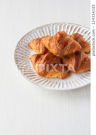 Freshly baked croissant 124334185