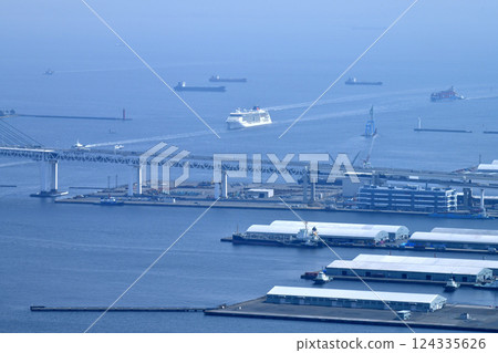 日本橫濱城市景觀。歐羅巴 2 號接近橫濱海灣大橋(3 月 25 日) 日本橫濱城市景觀。歐羅巴 2 號接近橫濱海灣大橋(3 月 25 日) 124335626